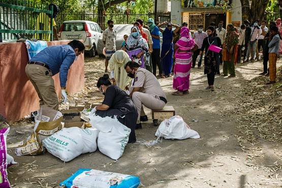 कोरोना वीरों के सम्मान में कहीं उनका जोखिम न बढ़ा दें आप...?