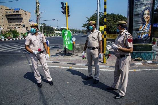 कोरोना वीरों के सम्मान में कहीं उनका जोखिम न बढ़ा दें आप...?