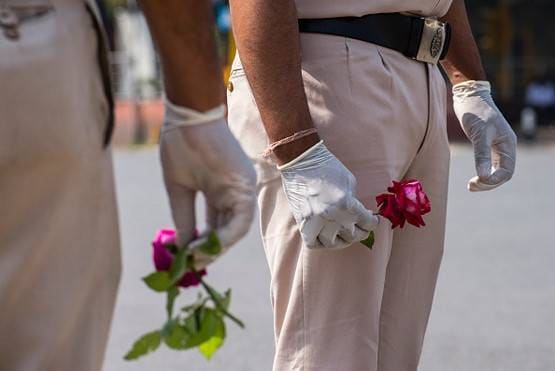 कोरोना वीरों के सम्मान में कहीं उनका जोखिम न बढ़ा दें आप...?