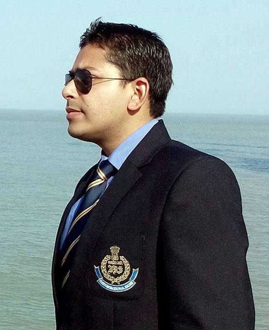 15 लाख की जॉब छोड़ बने थे IPS, लॉकडाउन में 'खाकी' से किया इमोशनल