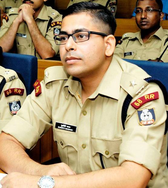 15 लाख की जॉब छोड़ बने थे IPS, लॉकडाउन में 'खाकी' से किया इमोशनल