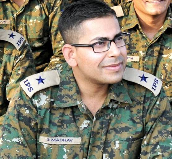 15 लाख की जॉब छोड़ बने थे IPS, लॉकडाउन में 'खाकी' से किया इमोशनल