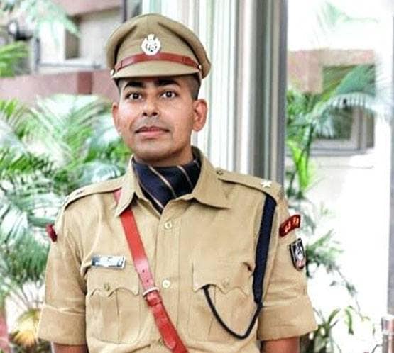 15 लाख की जॉब छोड़ बने थे IPS, लॉकडाउन में 'खाकी' से किया इमोशनल