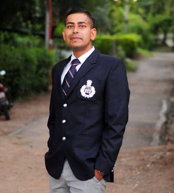 15 लाख की जॉब छोड़ बने थे IPS, लॉकडाउन में 'खाकी' से किया इमोशनल