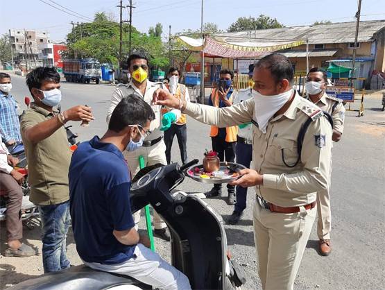 लॉकडाउन तोड़ने वालों की पुलिस ने पहले उतारी आरती फिर बजाई घंटी