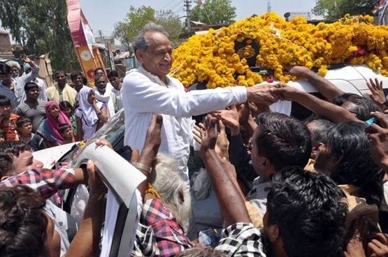 गहलोत की बहन का कोरोना फंड में दान, जादूगर थे पिता, ऐसी है फैमिली