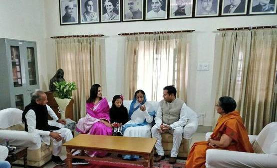 गहलोत की बहन का कोरोना फंड में दान, जादूगर थे पिता, ऐसी है फैमिली