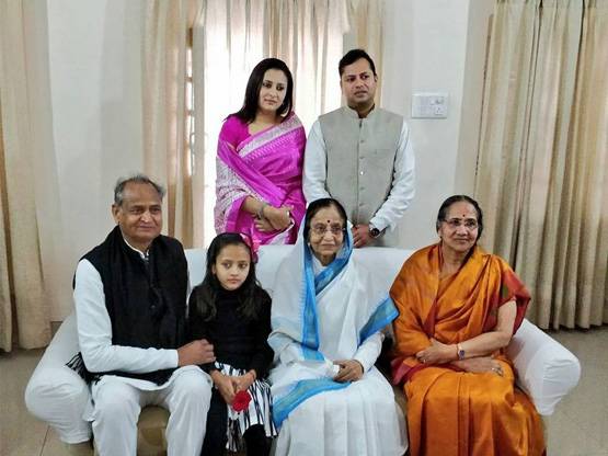 गहलोत की बहन का कोरोना फंड में दान, जादूगर थे पिता, ऐसी है फैमिली