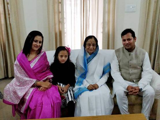 गहलोत की बहन का कोरोना फंड में दान, जादूगर थे पिता, ऐसी है फैमिली