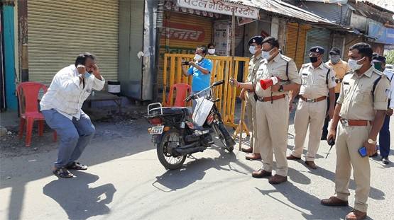 लॉकडाउन तोड़ने वालों की पुलिस ने पहले उतारी आरती फिर बजाई घंटी