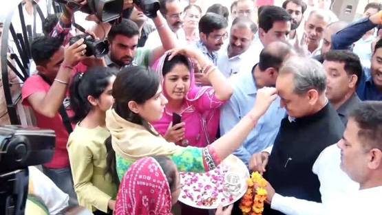 गहलोत की बहन का कोरोना फंड में दान, जादूगर थे पिता, ऐसी है फैमिली