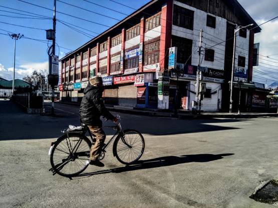 हमेशा गुलजार रहने वाले कश्मीर की लॉकडाउन ने ऐसे तोड़ दी कमर