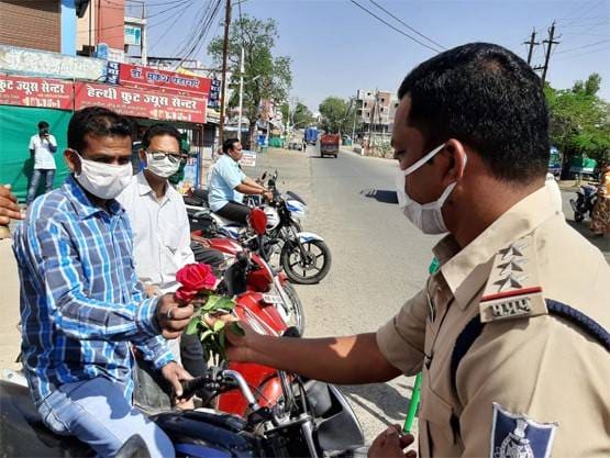 लॉकडाउन तोड़ने वालों की पुलिस ने पहले उतारी आरती फिर बजाई घंटी