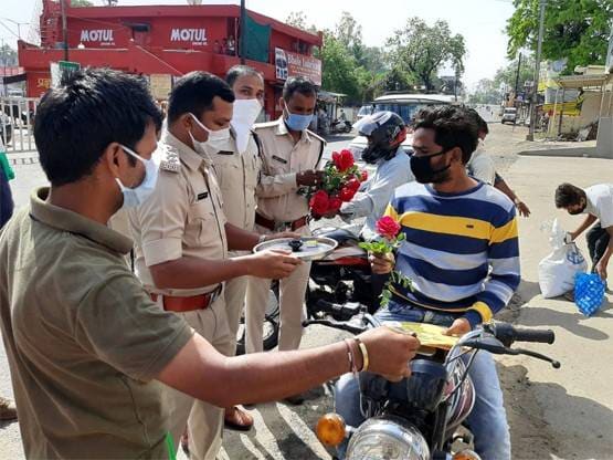 लॉकडाउन तोड़ने वालों की पुलिस ने पहले उतारी आरती फिर बजाई घंटी