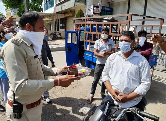 लॉकडाउन तोड़ने वालों की पुलिस ने पहले उतारी आरती फिर बजाई घंटी