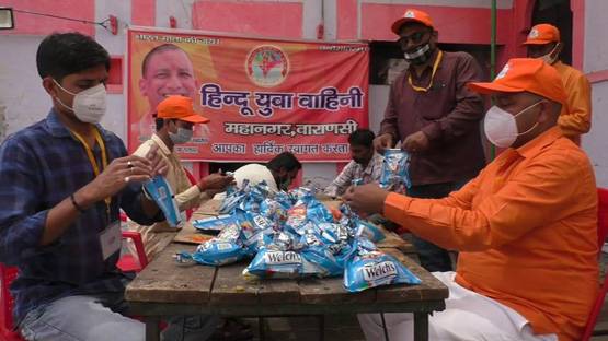 काशी-अयोध्या के मंदिरों में पूजा नहीं गरीबों के लिए बन रहा खाना