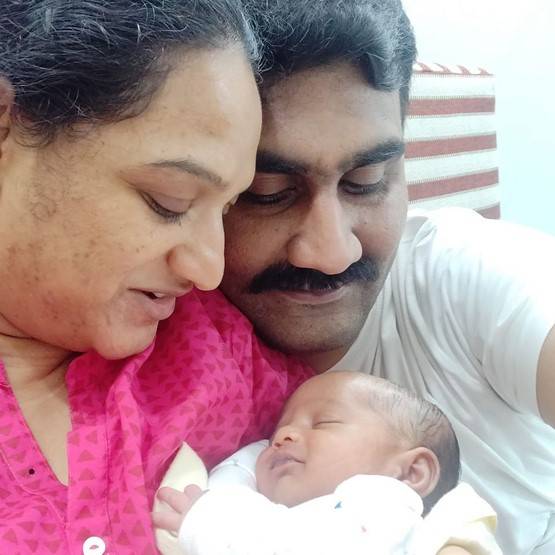 कौन हैं IAS सृजना, कोरोना फैला तो 22 दिन के बच्चे को लेकर ऑफिस पहुंचीं