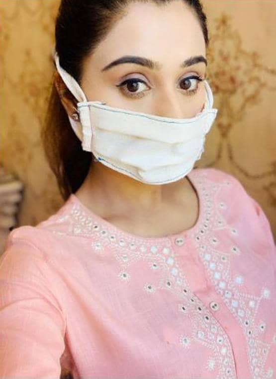 ये हैं HRD मंत्री की बेटी आरुषि‍, लॉकडाउन में घर पर बना रहीं मास्क