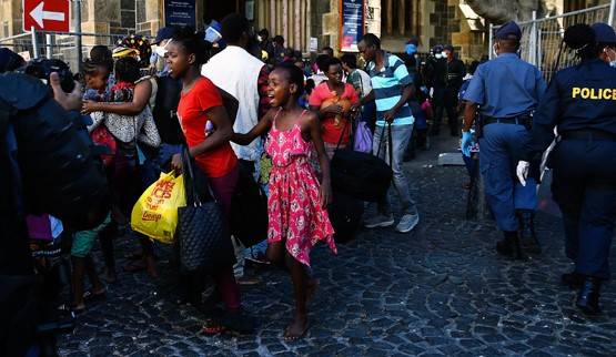 चीन पर अफ्रीकंस से भेदभाव का आरोप, घरों से निकाल होटलों में भेजा