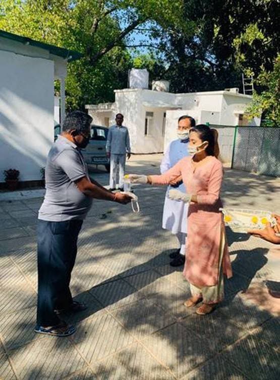 ये हैं HRD मंत्री की बेटी आरुषि‍, लॉकडाउन में घर पर बना रहीं मास्क