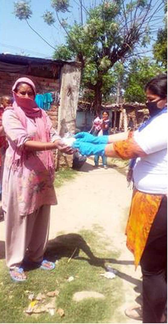 ये हैं HRD मंत्री की बेटी आरुषि‍, लॉकडाउन में घर पर बना रहीं मास्क