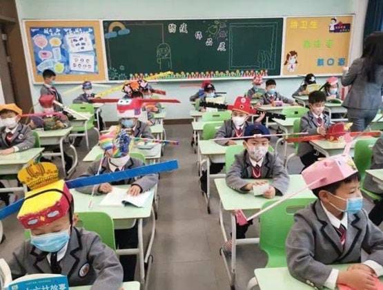 चीन में महीनों बाद खुले स्कूल, जानें क्या खास इंतजाम करके पहुंचे बच्चे