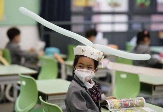 चीन में महीनों बाद खुले स्कूल, जानें क्या खास इंतजाम करके पहुंचे बच्चे