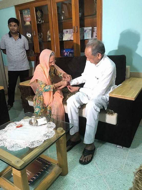 गहलोत की बहन का कोरोना फंड में दान, जादूगर थे पिता, ऐसी है फैमिली