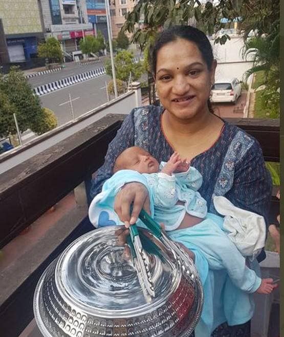 कौन हैं IAS सृजना, कोरोना फैला तो 22 दिन के बच्चे को लेकर ऑफिस पहुंचीं