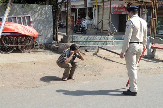 कोरोना का रेड जोन बदलकर ऐसे बनता है ऑरेंज-ग्रीन जोन, आप भी करें हेल्प