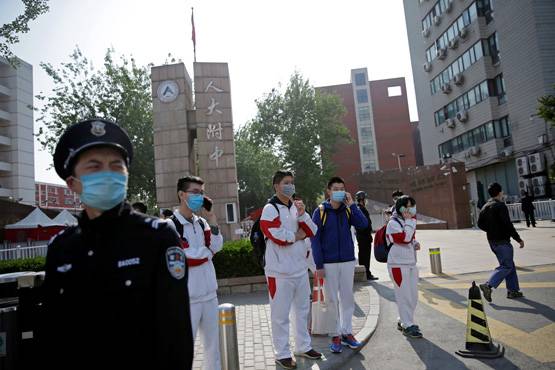 चीन में महीनों बाद खुले स्कूल, जानें क्या खास इंतजाम करके पहुंचे बच्चे