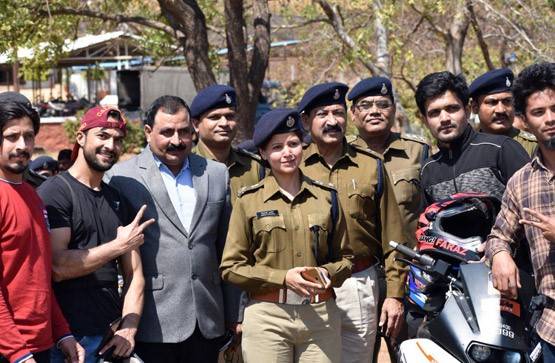 कौन हैं IPS सिमाला, बॉलीवुड में भी किया काम, अब एक कविता से चर्चा में