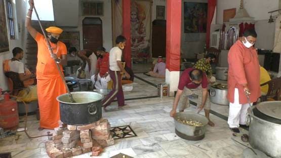 काशी-अयोध्या के मंदिरों में पूजा नहीं गरीबों के लिए बन रहा खाना