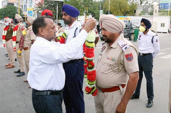कोरोना वीरों के सम्मान में कहीं उनका जोखिम न बढ़ा दें आप...?