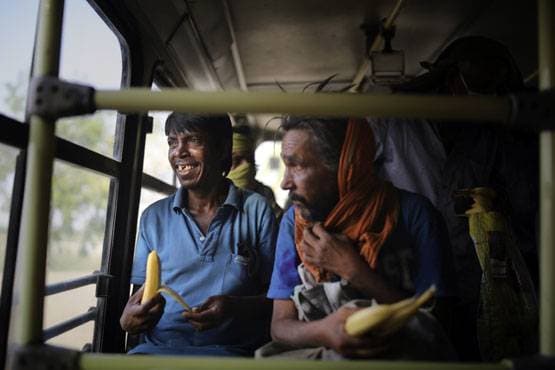 कैमरे में कैद हुआ लॉकडाउन का सच, देखें कैसे दर्द में जी रहे मजदूर