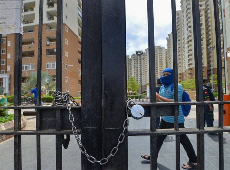 कोरोना के डर से पेड़ पर चढ़ा वकील, बोला- ये सोशल डिस्टेंसिंग का तरीका