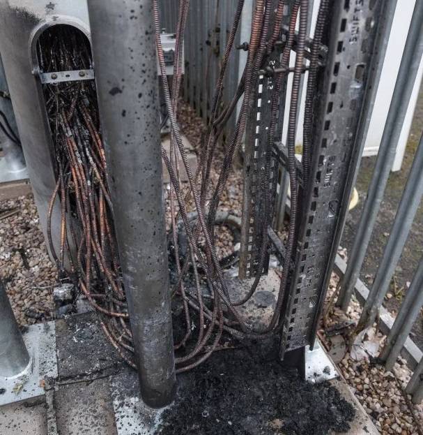 कोरोना को लेकर इस देश में मोबाइल टावर क्यों जला रहे हैं लोग?