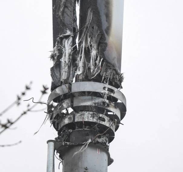 कोरोना को लेकर इस देश में मोबाइल टावर क्यों जला रहे हैं लोग?