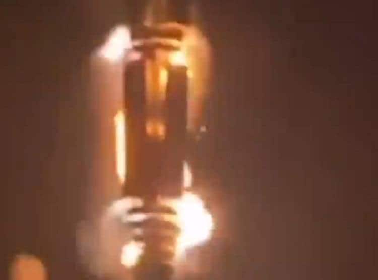 कोरोना को लेकर इस देश में मोबाइल टावर क्यों जला रहे हैं लोग?