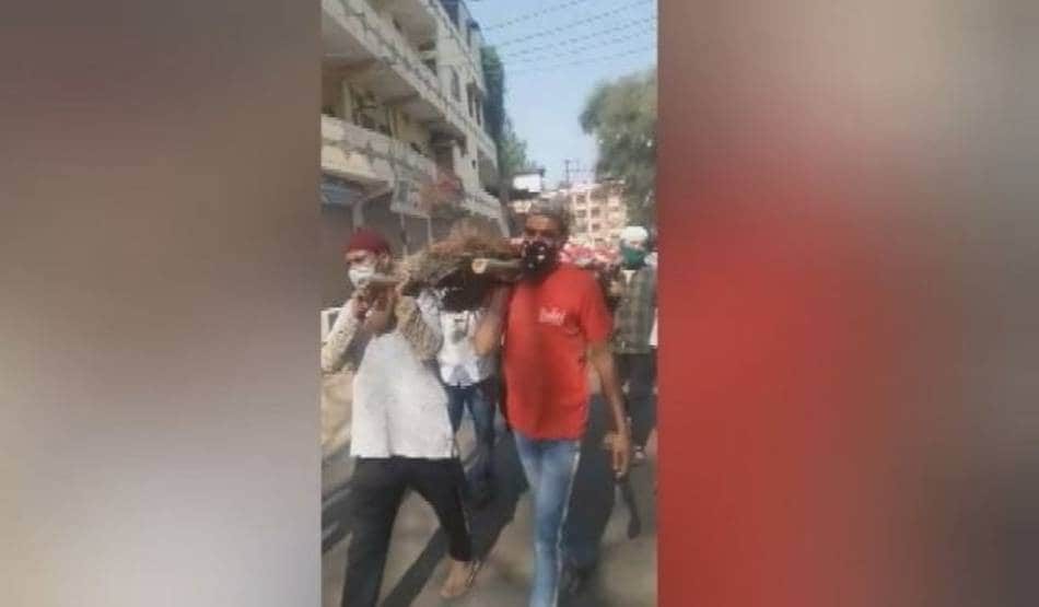 नहीं थे अंतिम संस्कार के पैसे, मुस्लिम भाइयों ने दिया हिंदू महिला को कंधा