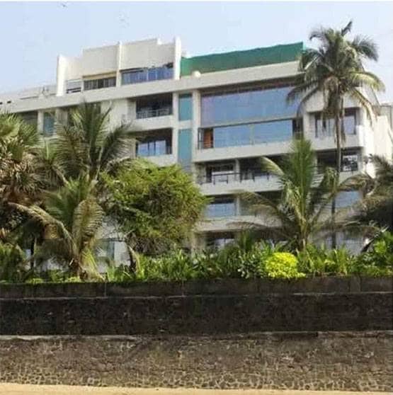 आलीशान बंगले में रहते हैं ये स्टार्स, घर में मौजूद है पूल से लेकर थ‍ियेटर तक