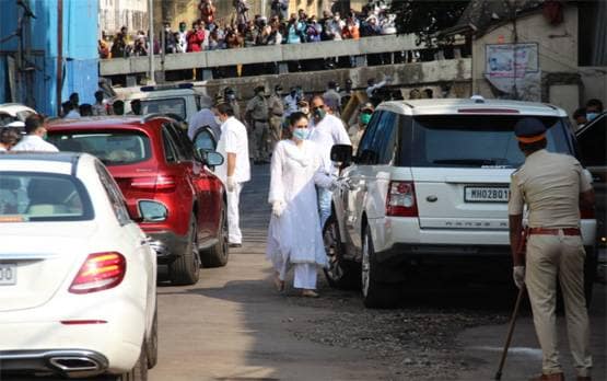 आलिया से करीना तक ऋषि कपूर को अलविदा कहने श्मशान पहुंचे ये सितारे