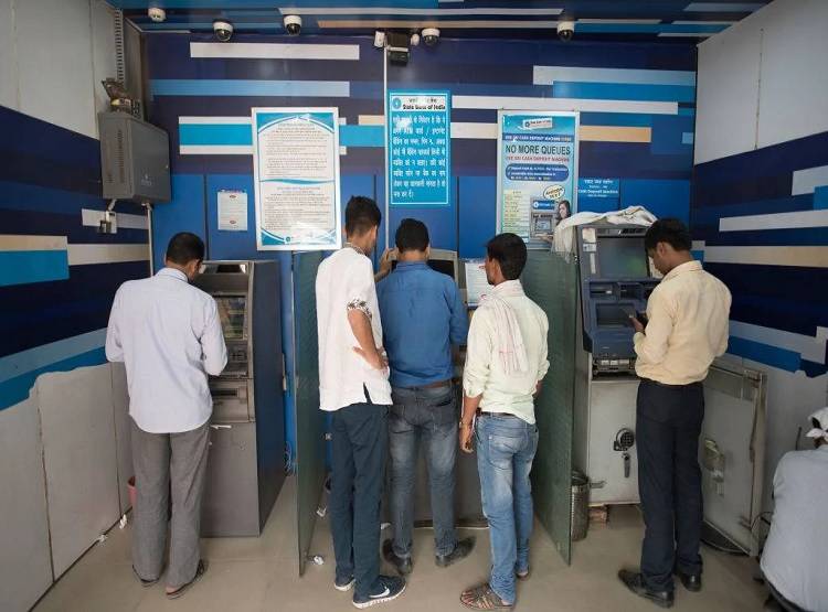 लॉकडाउन में काम नहीं कर रहा ATM कार्ड? तो ऐसे निकालें कैश