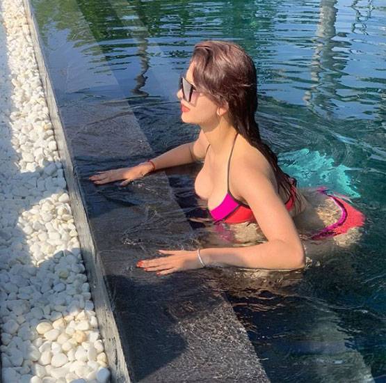 लॉकडाउन: घर में कैद उर्वशी हुईं बोर, शेयर की फैंस के लिए ग्लैमरस तस्वीरें