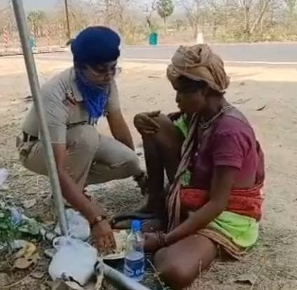 पुलिसकर्मी ने भूखी महिला को खिलाया खाना, लोगों ने दी ये प्रतिक्रिया