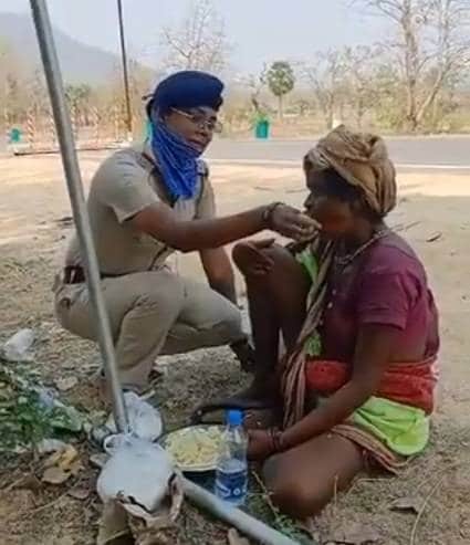 पुलिसकर्मी ने भूखी महिला को खिलाया खाना, लोगों ने दी ये प्रतिक्रिया