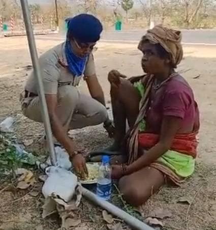 पुलिसकर्मी ने भूखी महिला को खिलाया खाना, लोगों ने दी ये प्रतिक्रिया