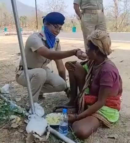 पुलिसकर्मी ने भूखी महिला को खिलाया खाना, लोगों ने दी ये प्रतिक्रिया