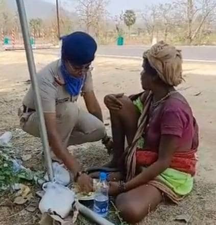 पुलिसकर्मी ने भूखी महिला को खिलाया खाना, लोगों ने दी ये प्रतिक्रिया