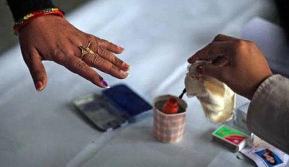 लॉकडाउन में घर बैठे सुधरवाएं आधार-वोटर कार्ड की गलतियां